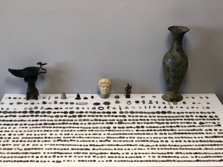 Paha biçilemez eserler süpürge kutusundan çıktı G3