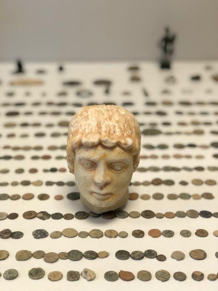 Paha biçilemez eserler süpürge kutusundan çıktı G5