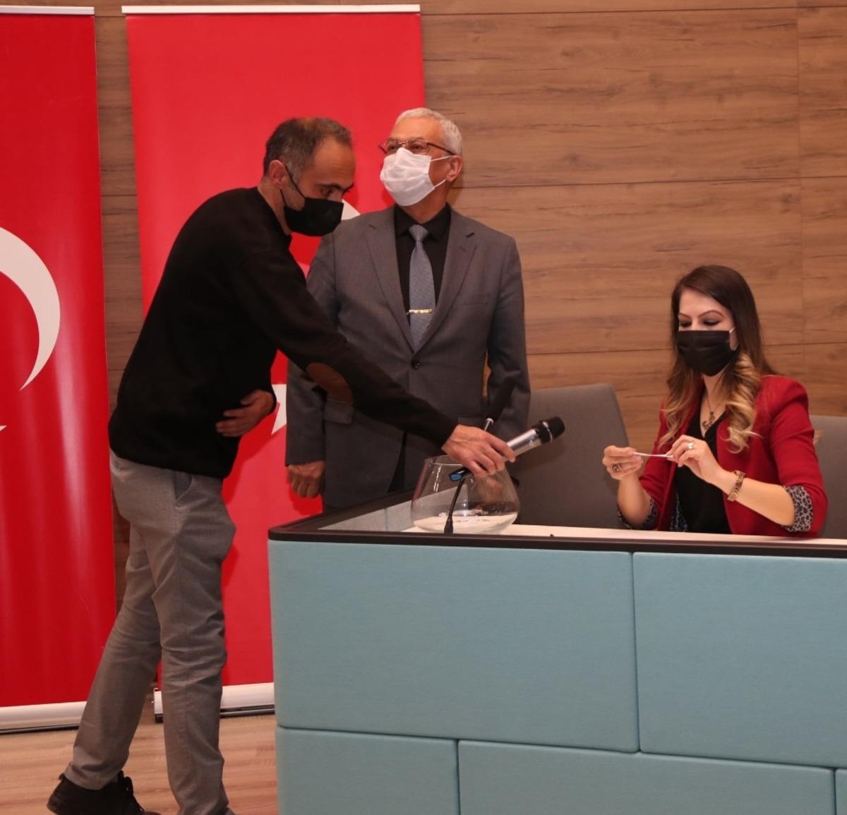 K&uuml;tahya Belediyesi&rsquo;ne alınan 12 iş&ccedil;i i&ccedil;in noter huzurunda kura