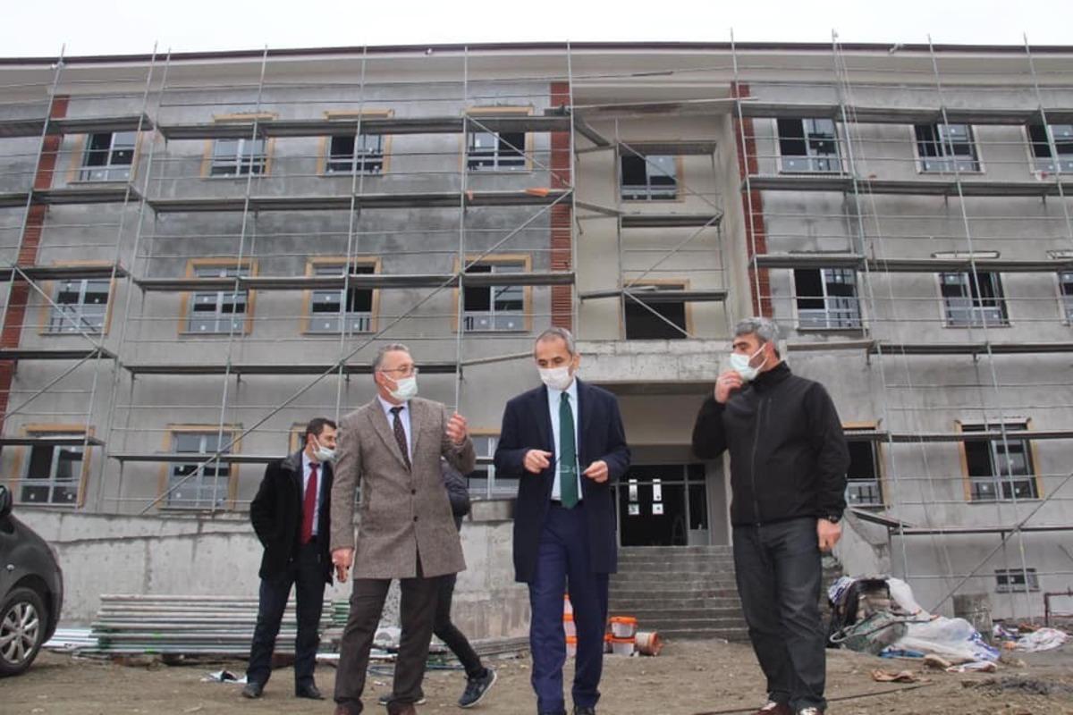 Tosya Kaymakamı okul inşaatlarını inceledi