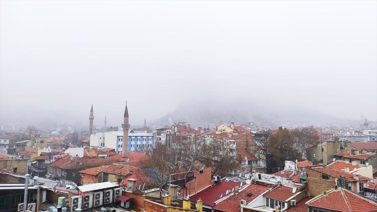 Afyonkarahisar'da sis etkili oluyor