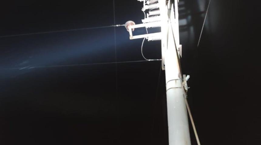 Trafodan kablo &ccedil;almaya &ccedil;alışırken elektrik akımına kapıldılar, 1 &ouml;l&uuml; 3 yaralı