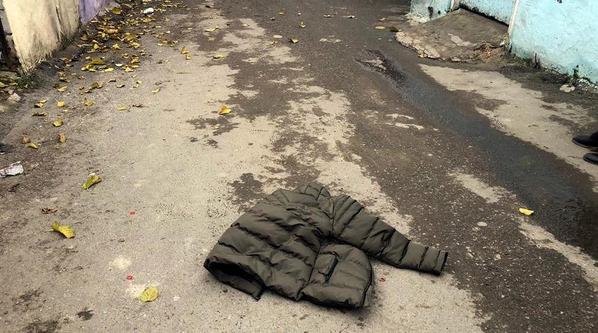 Polisten ka&ccedil;arken attığı montun cebinden uyuşturucu &ccedil;ıktı