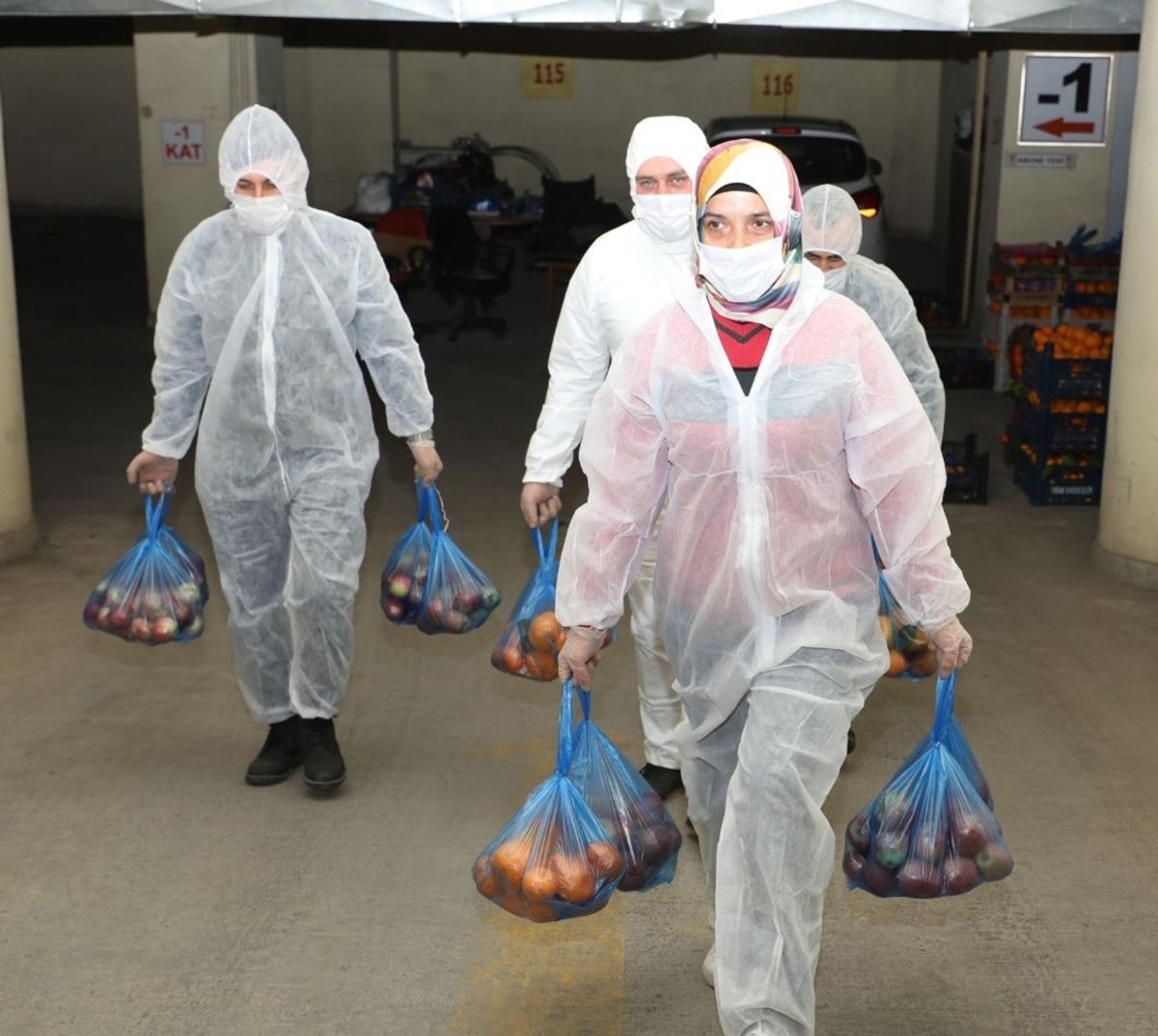 Afyonkarahisar&rsquo;da karantinadaki ihtiya&ccedil; sahibi ailelere meyve dağıtımı s&uuml;r&uuml;yor