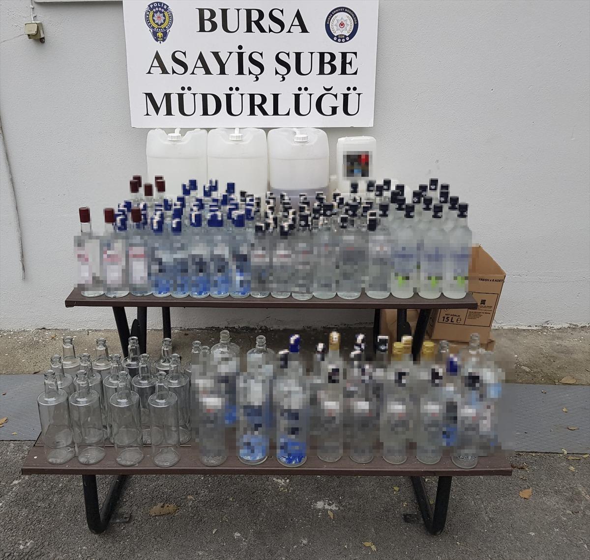 Bursa'da sahte i&ccedil;kiden &ouml;l&uuml;mlerle ilgili g&ouml;zaltına alınan zanlılar adliyede