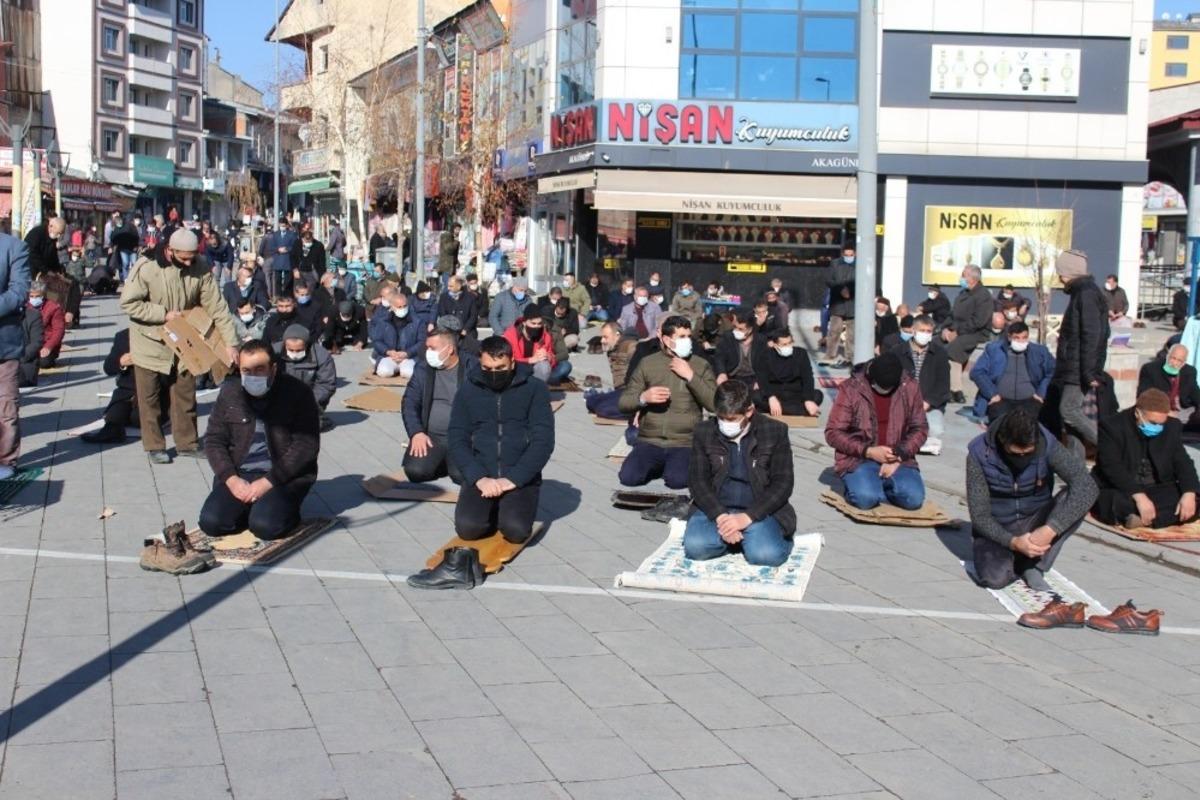 Ağrı&rsquo;da cemaat cuma namazını camii avlusunda kıldı
