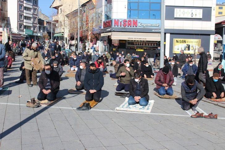 Ağrı’da cemaat cuma namazını camii avlusunda kıldı G1