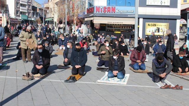 Ağrı’da cemaat cuma namazını camii avlusunda kıldı