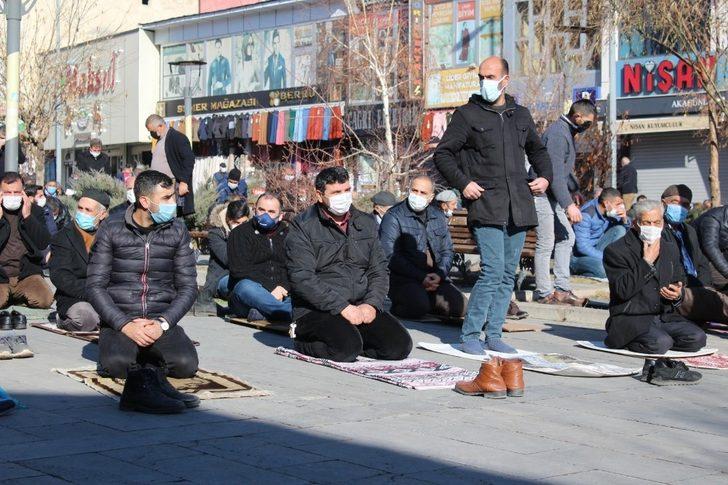 Ağrı’da cemaat cuma namazını camii avlusunda kıldı G2