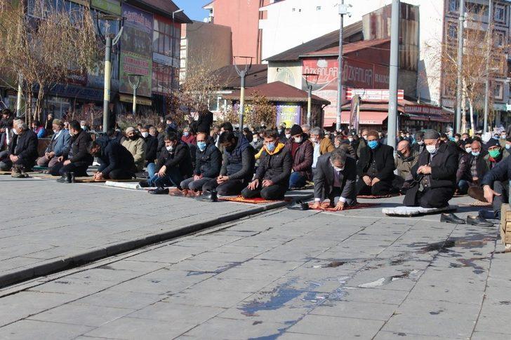 Ağrı’da cemaat cuma namazını camii avlusunda kıldı G3