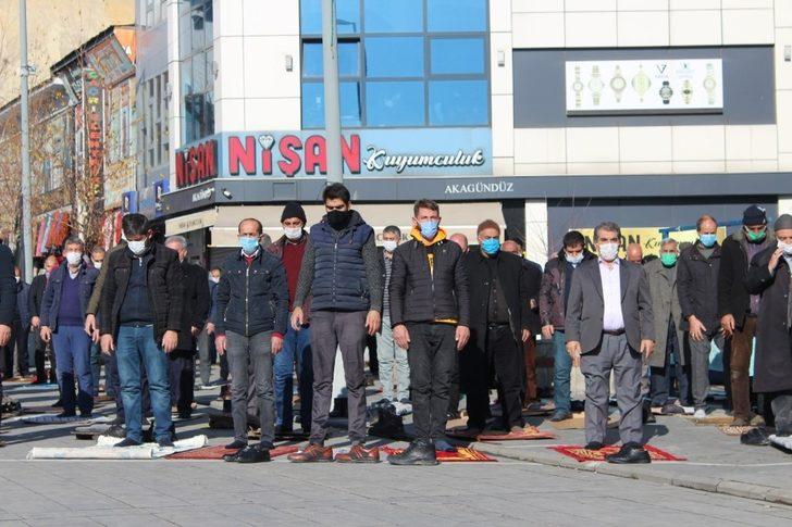 Ağrı’da cemaat cuma namazını camii avlusunda kıldı G4