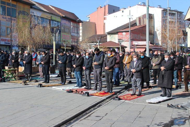 Ağrı’da cemaat cuma namazını camii avlusunda kıldı G5