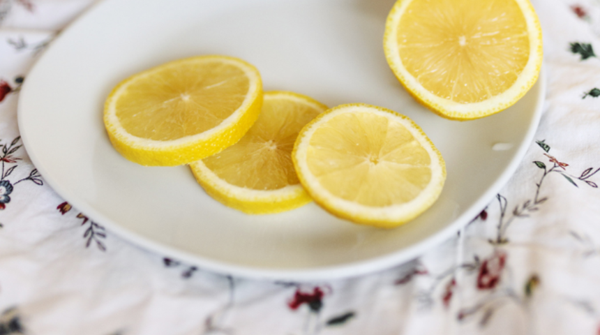 Her şeyi şifa! Yatağınızın yanına bir dilim limon yerleştirdiğinizde bakın ne oluyor