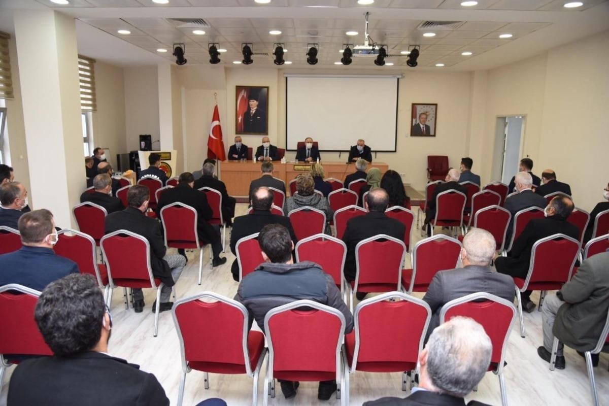 Vali Tutulmaz muhtarlarla buluştu