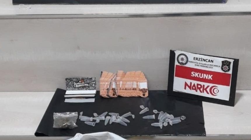 Erzincan’da 1 kilo 700 gram skunk uyuşturucu madde ele geçirildi