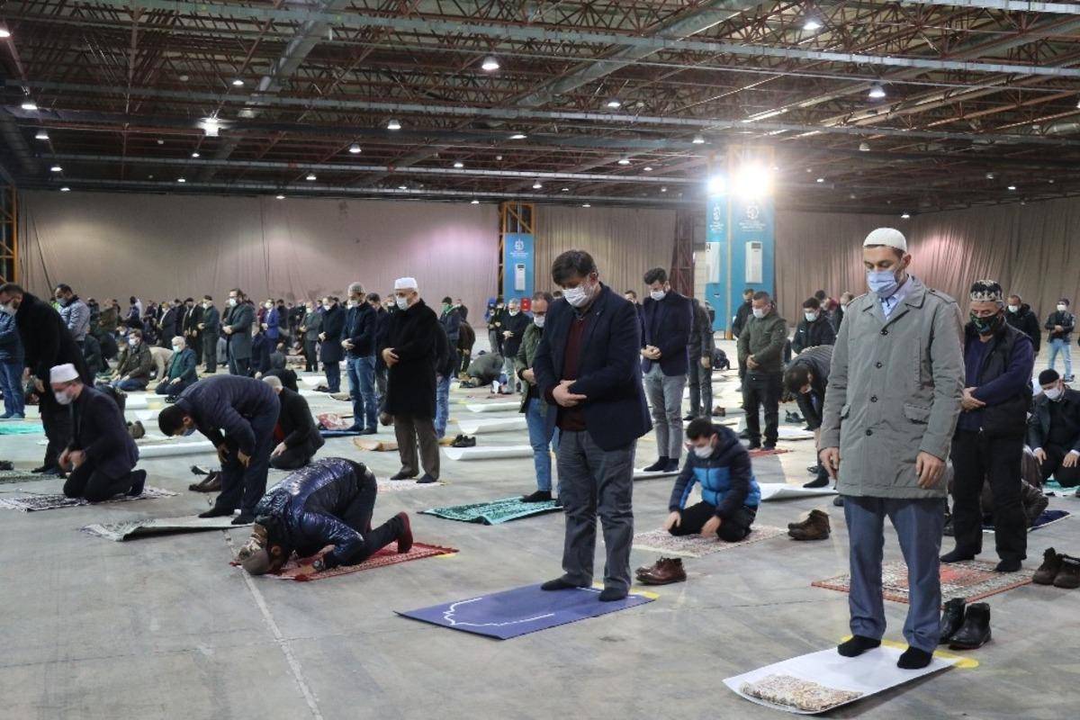 G&uuml;venli alanda ilk cuma namazı