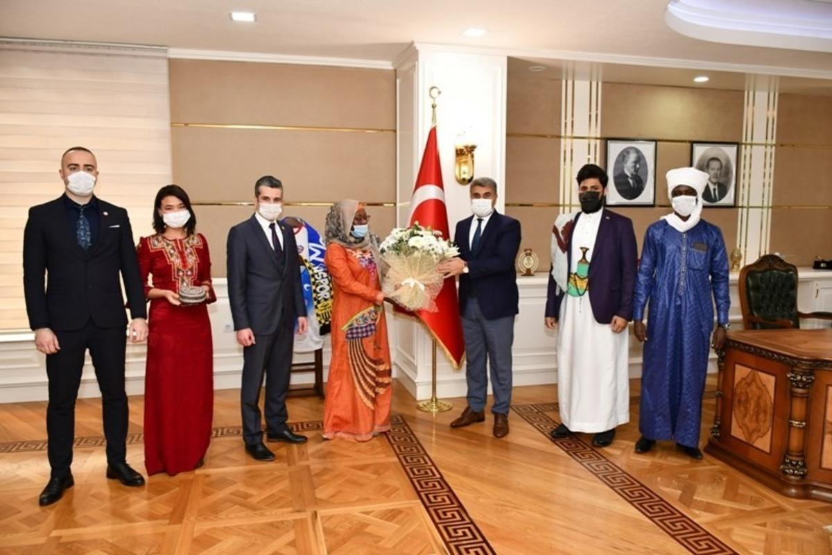 Karab&uuml;k&rsquo;te g&ouml;&ccedil;menlerden Vali G&uuml;rel&rsquo;e ziyaret