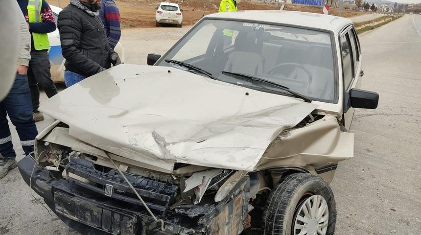 Kamyonet ile otomobil &ccedil;arpıştı: 2 yaralı