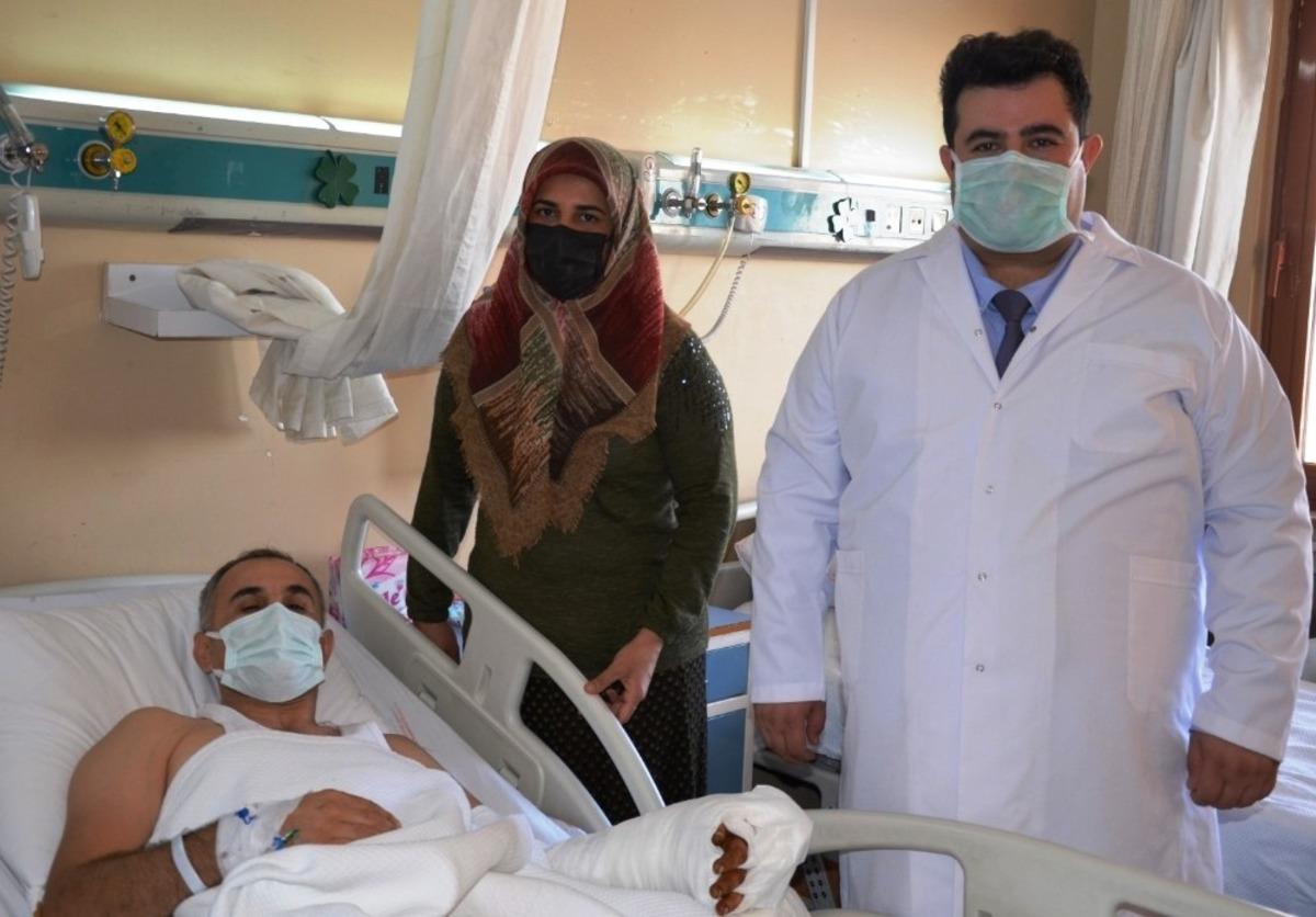 İş makinesine kolunu kaptıran iş&ccedil;inin kopan kolu yerine dikildi