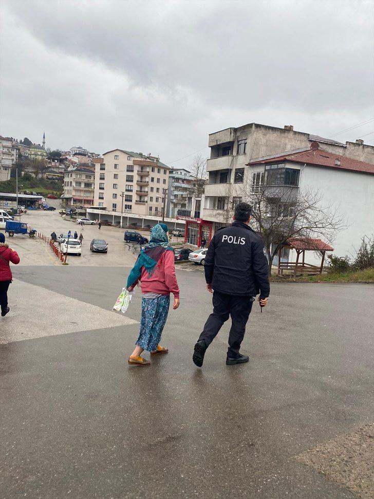 Düzce'de evinin yolunu kaybeden kadına polis yardım etti G2