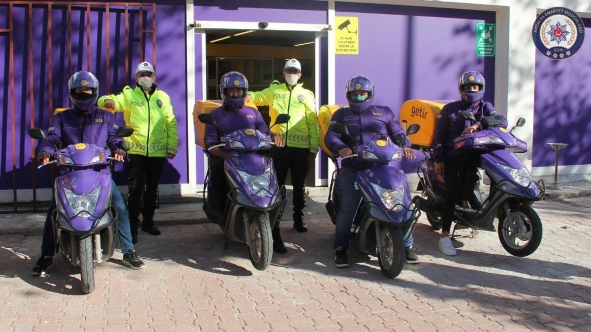 Kuryelere &rsquo;hayatıma kastım yok, kaskım var&rsquo; bilgilendirmesi