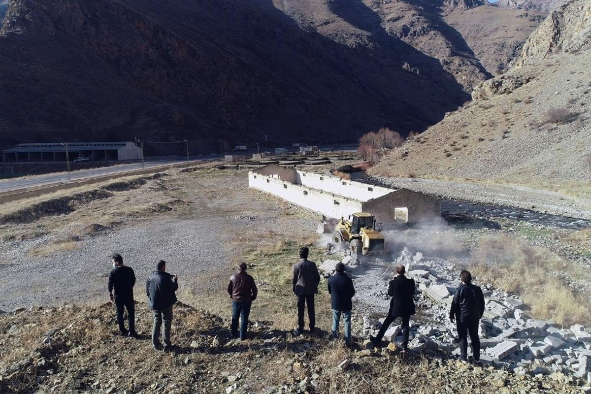 &Ccedil;atak&rsquo;ta metruk binalar bir bir yıktırılıyor