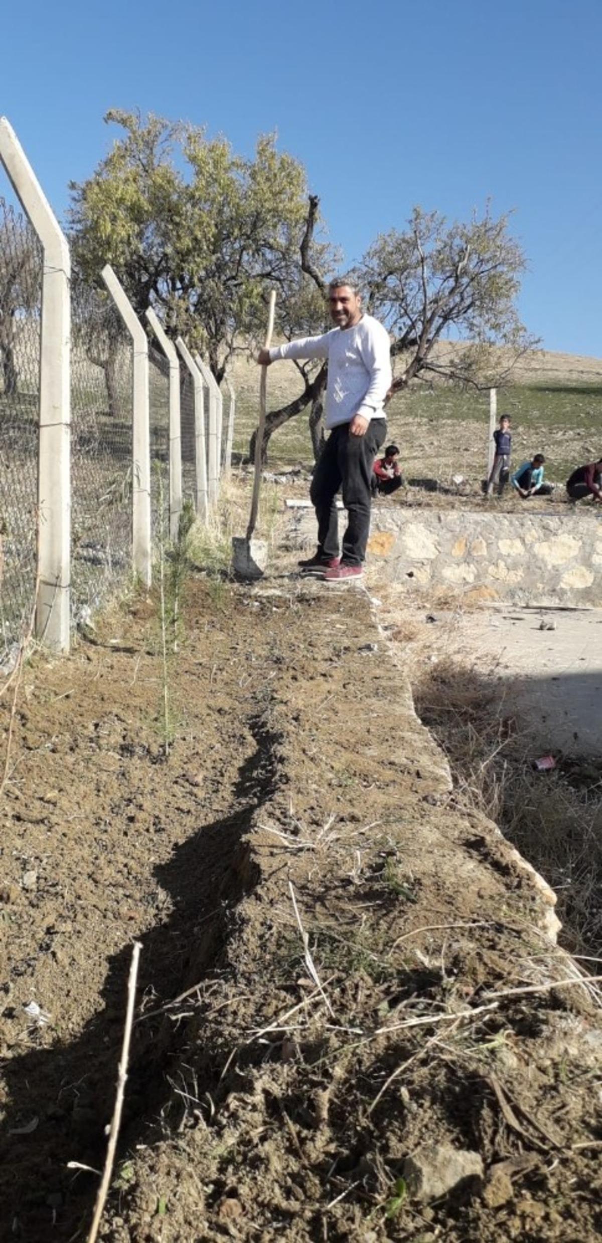 Kulplu muhtardan &ouml;rnek davranış: Boş g&ouml;rd&uuml;ğ&uuml; her yere fidan dikiyor