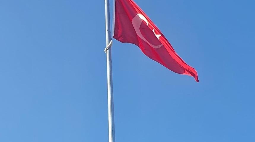 B&ouml;l&uuml;kyayla&rsquo;ya dev T&uuml;rk Bayrağı dalgalandırıldı