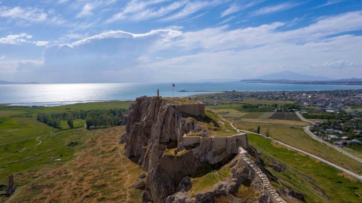 Van Kalesi ve &ccedil;evresi "doğal sit-nitelikli doğal koruma alanı" ilan edildi
