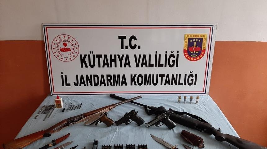 K&uuml;tahya&rsquo;da silah ve m&uuml;himmat ka&ccedil;ak&ccedil;ılığı operasyonu