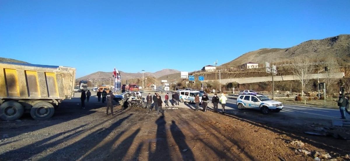 Freni patlayan tır &ouml;n&uuml;ndeki aracı bi&ccedil;ti: 2 yaralı