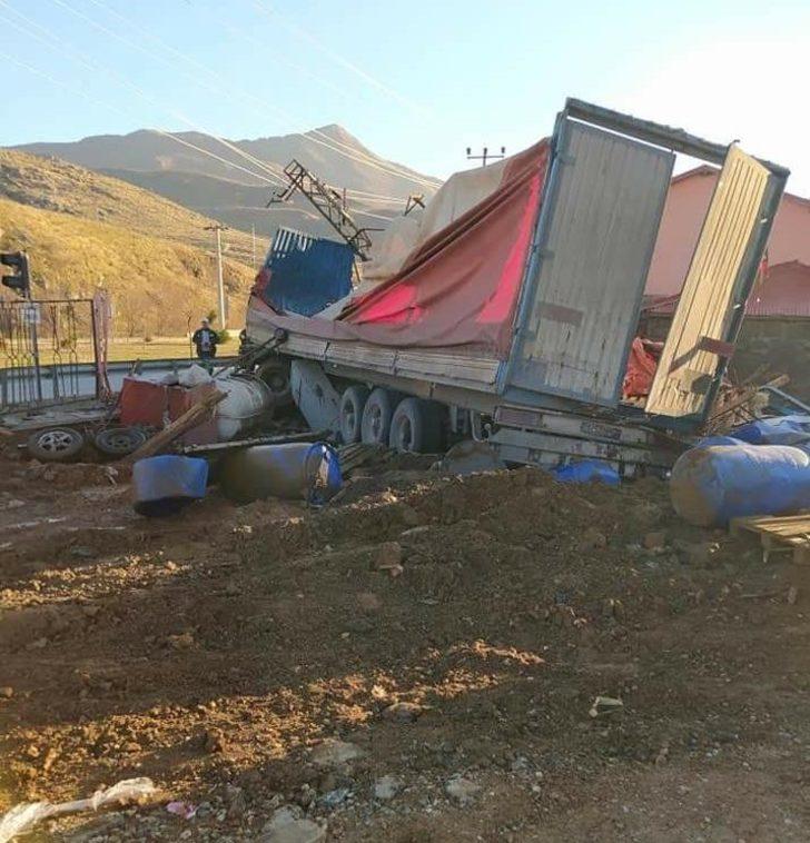 Freni patlayan tır önündeki aracı biçti: 2 yaralı G4