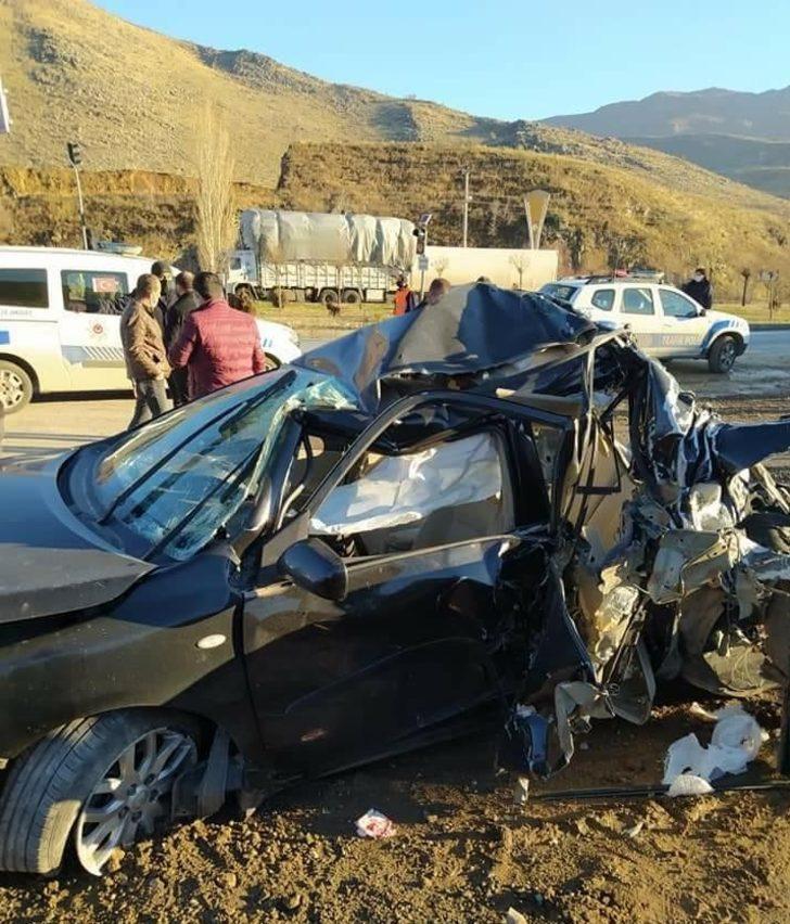 Freni patlayan tır önündeki aracı biçti: 2 yaralı G5