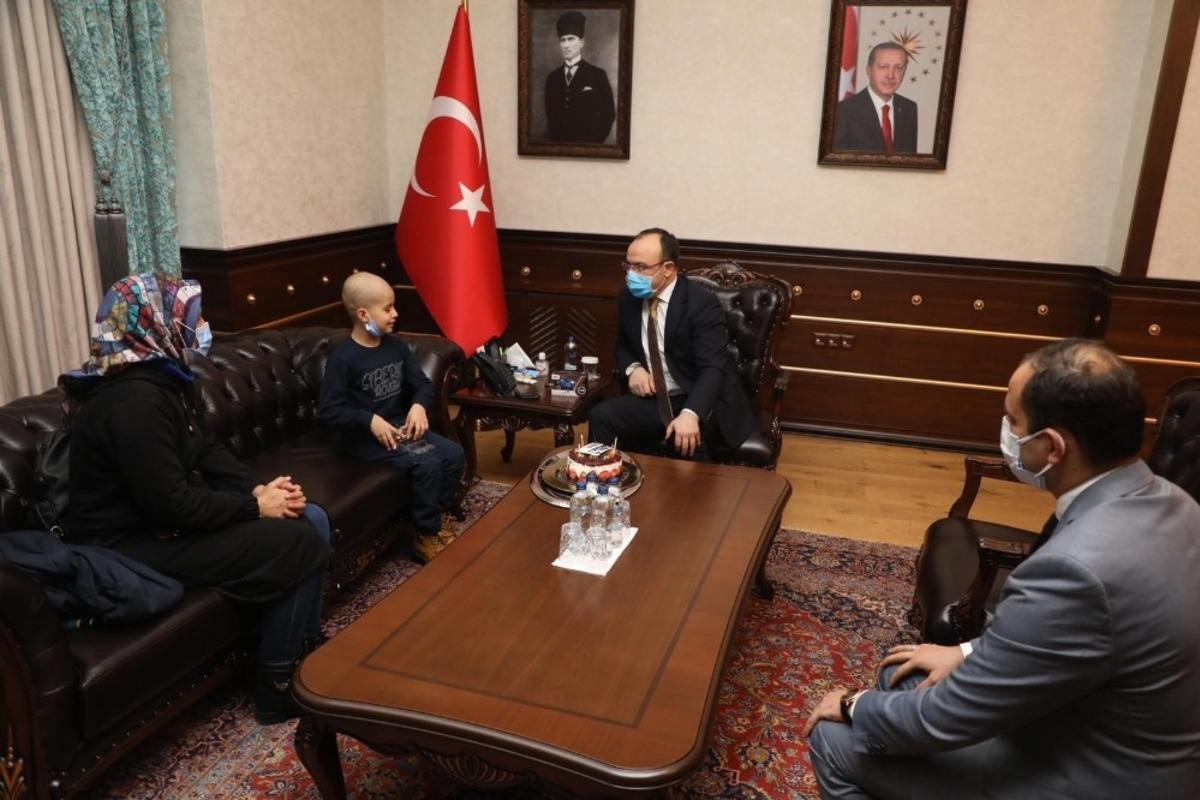 Cumhurbaşkanı Erdoğan&rsquo;ın tedavisini &uuml;stlendiği Taha&rsquo;ya doğum g&uuml;n&uuml;