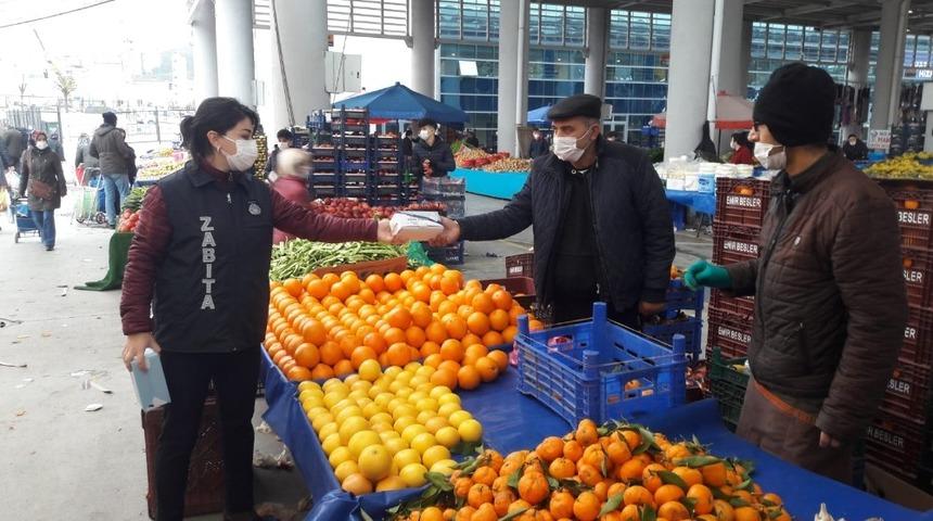 Gebze&rsquo;de pazarcılara koruyucu maske