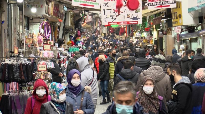 Eminönü'nde korkutan manzara! Kimi alışverişe, kimi gezmeye geldi