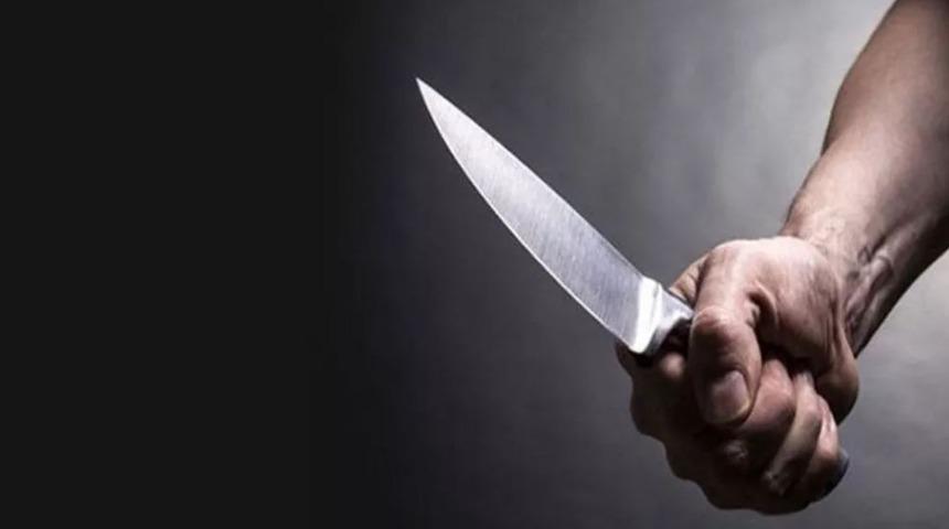 Önce annesi ve ablasını darp etti, sonra ağabeyinin kayınbiraderini ve bir adamı bıçakladı!