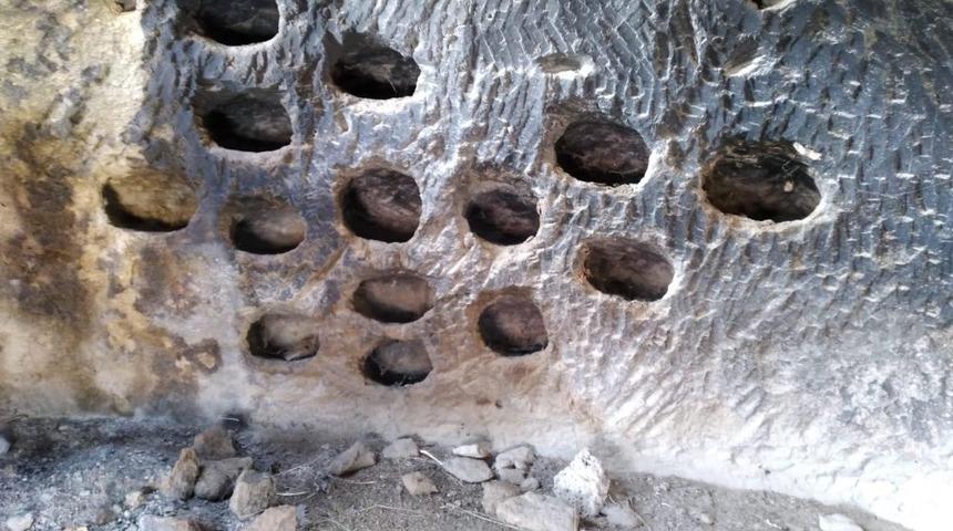 Friglerin yaktıkları &ouml;l&uuml;lerinin k&uuml;llerini sakladıkları oyuklar bulundu