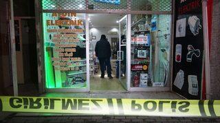 Baba ve iki oğlu, kısıtlamaya dakikalar kala husumetlisinin dükkanını kurşunladı