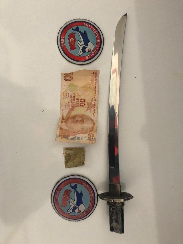 Beyoğlu’nda kılıçla gasp yapan şüpheli yakalandı