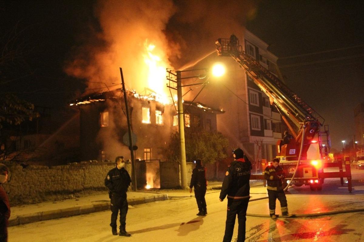2 katlı evi saran alevler, geceyi aydınlattı