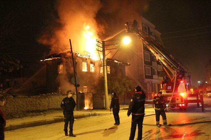 2 katlı evi saran alevler, geceyi aydınlattı G1