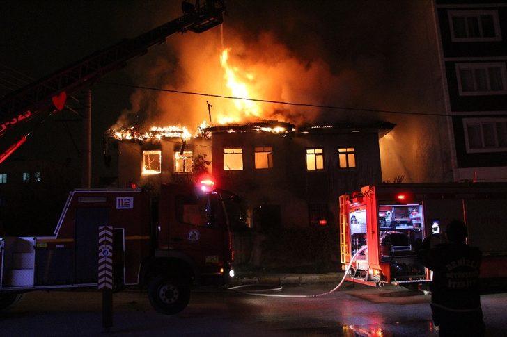 2 katlı evi saran alevler, geceyi aydınlattı G2