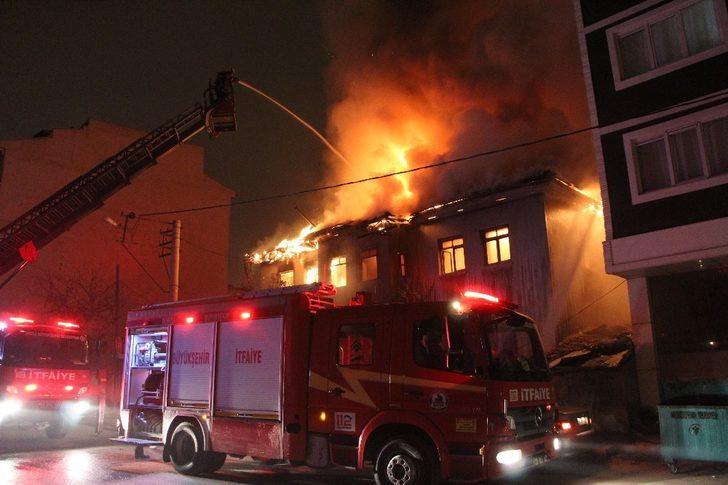 2 katlı evi saran alevler, geceyi aydınlattı G3