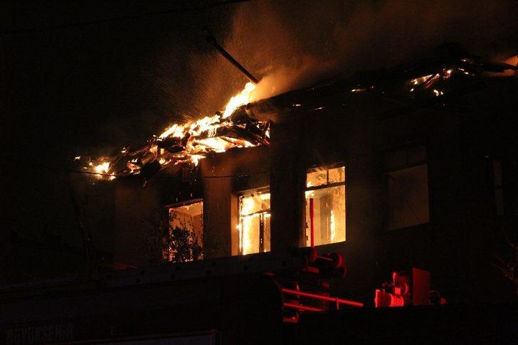 2 katlı evi saran alevler, geceyi aydınlattı G4