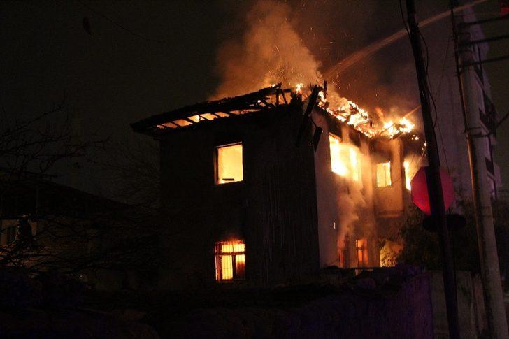 2 katlı evi saran alevler, geceyi aydınlattı G5