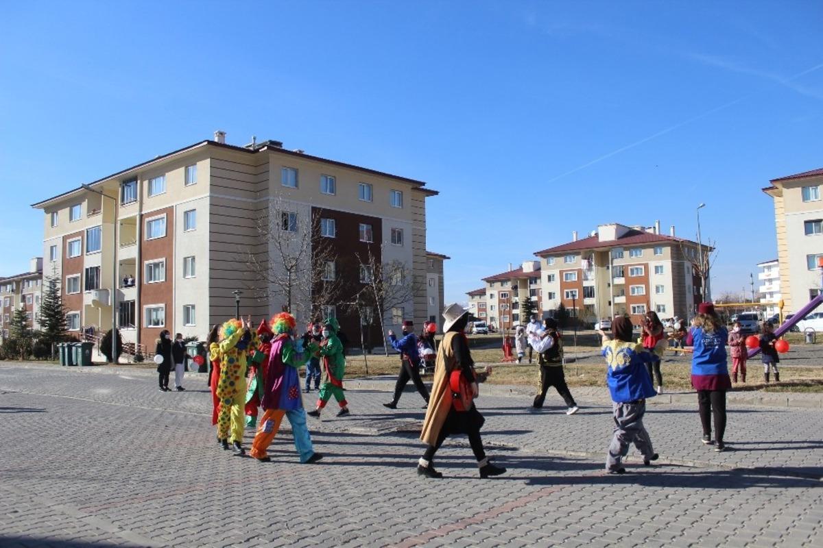Sokağa &ccedil;ıkma kısıtlaması bulunan &ccedil;ocuklar i&ccedil;in eğlence programı d&uuml;zenlendi
