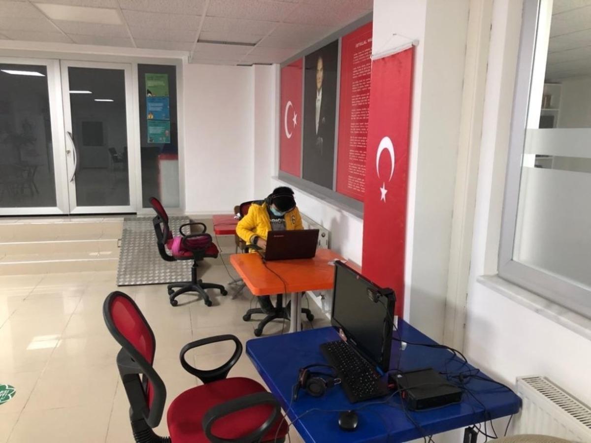 Evlerinde internet olmayan &ccedil;ocuklar buraya akın ediyor