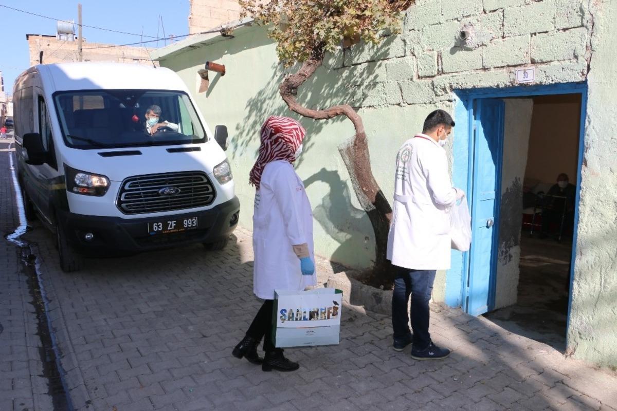 Şanlıurfa&rsquo;da bakıma muhta&ccedil;lara yemek yemek desteği