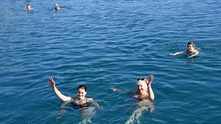 Rus ve Ukraynalı turistlerin aralıkta Demre'de deniz keyfi